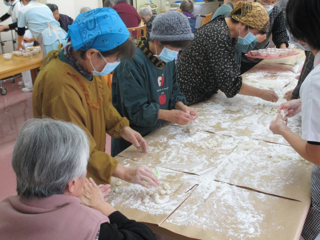 利用者さんも一緒に餅丸め。皆さん手際が凄い！